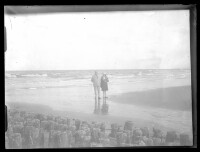 fo040023: Een man en een kind op het strand