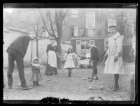 fo040342: Mensen en kinderen spelen het spel Croquet