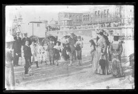 fo040330: Kinderen spelen croquet op het strand