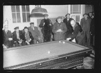 fo040336: Mannen spelen een spelletje biljart