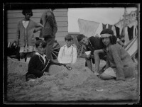 fo040331: Kinderen spelen met knikkers op het strand