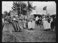 fo040332: Kinderen spelen een riddertoernooi na