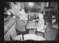 fo040335: Vrouwen spelen Backgammon op café