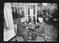 fo040338: Oudere mannen spelen een spelletje Yahtzee