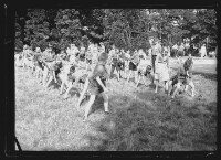 fo040337: Kinderen spelen buiten een spelletje poortbal